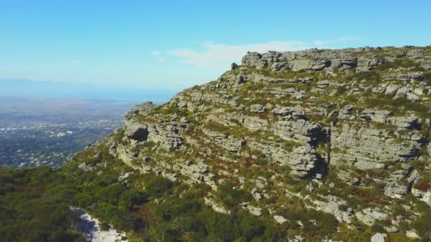 Aufstieg Aus Der Luft Über Felsigen Tafelberg — Stockvideo