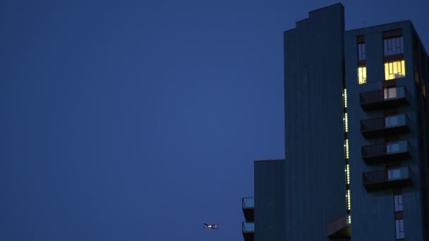 Avión Vuela Por Noche Sobre Edificio Londres Reino Unido — Vídeos de Stock