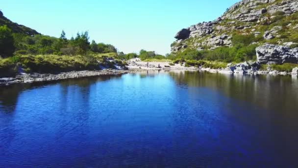 Vue Aérienne Sur Lac Dans Les Montagnes Pendant Été — Video