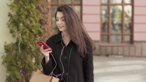 Caucasian Female Walking Street Few Bags Shopping Spinning Looking Camera — Stock Video