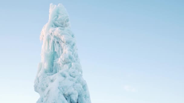 北スウェーデンでの高さのある氷山の広いショット — ストック動画
