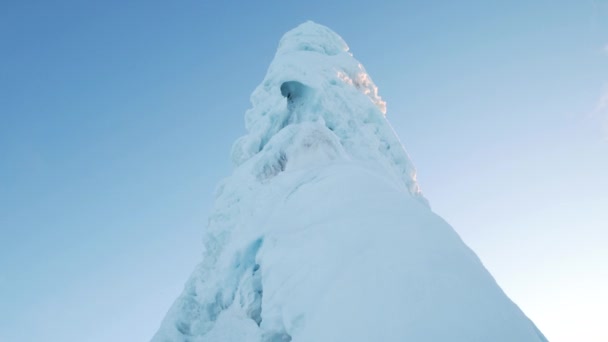 Високий Айсберг Маленькому Містечку Півночі Країни Вистрілений Знизу Триногою Під — стокове відео