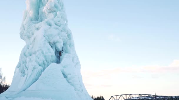 北部の小さな町の中で背の高い氷山 日の出の間に三脚で撮影されたワイドパン — ストック動画