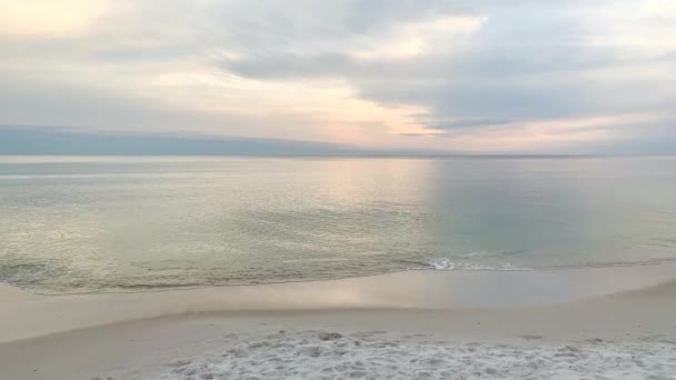 Okyanus Dalgaları Günbatımında Yavaşça Kıyıya Vurur — Stok video