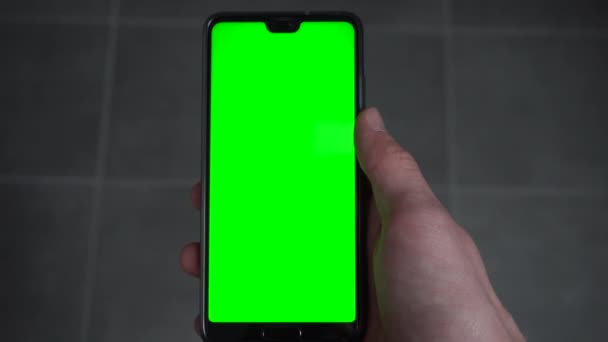 Een Persoon Die Een Telefoon Vasthoudt Met Een Groen Scherm — Stockvideo