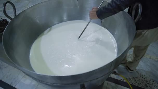 Mjölkmannen Blandar Mjölk Den Rostfria Tanken Jäsningsprocessen Täckte Huvudet Vid — Stockvideo