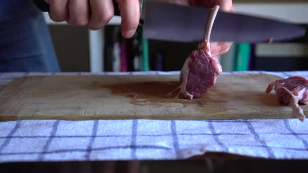 Chef Zubereitung Von Lammkoteletts Für Den Trockenen Alterungsprozess Schlachtprozess Schneiden — Stockvideo