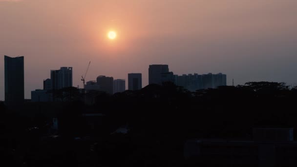 市内の朝日のタイムラプスのテレフォトビュー — ストック動画