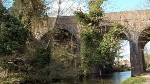 Pan Longo Alta Ponte Ferroviária Tijolo Arqueado Atravessando Fluxo Raso — Vídeo de Stock