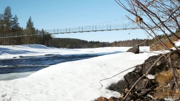 Pont Suspendu Dessus Une Rivière Gelée Dans Nord Suède Abattu — Video