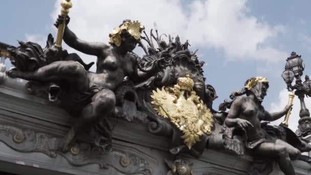 Slow Motion Εντυπωσιακό Άγαλμα Διακοσμεί Γέφυρα Στο Παρίσι Γαλλία — Αρχείο Βίντεο
