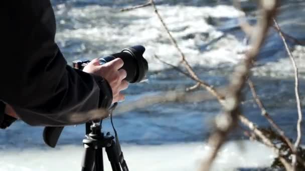 Fotograf Fotografující Zamrzlý Potok Severním Švédsku — Stock video