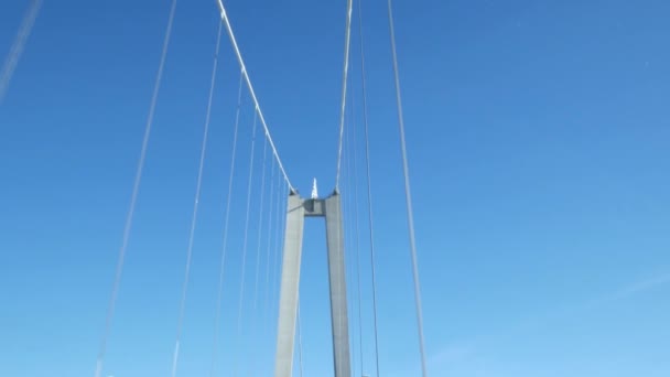 瑞典北部的吊桥 在三月阳光灿烂的一天从车上被射中 — 图库视频影像