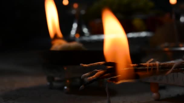 Nahaufnahme Brennender Pooja Aarti Stöcke Die Hinduistische Zeremonie Des Lichts — Stockvideo