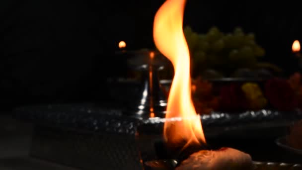 Nahaufnahme Des Brennenden Pooja Aarti Die Hinduistische Zeremonie Des Lichts — Stockvideo