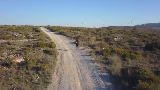 Hombre Sigue Algo Seguido Por Dron — Vídeo de stock