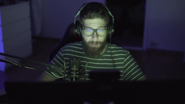 Streamer Idade Média Está Jogando Jogos Conversando Com Espectadores Noite — Vídeo de Stock