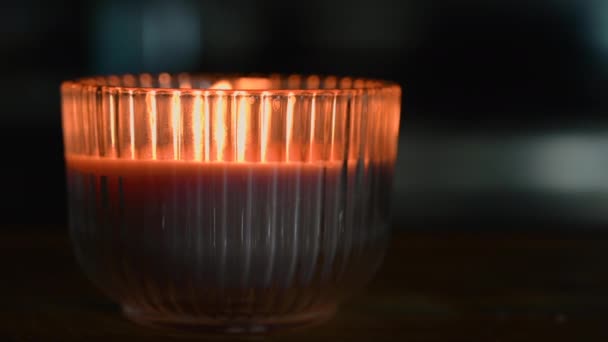 Bougie Brûlante Dans Tasse Verre Feu Mouvant Par Vent Soufflant — Video