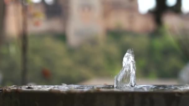 Wasserstrahl Springt Zeitlupe Mit Fokuswechsel Auf Die Dahinter Liegende Alhambra — Stockvideo
