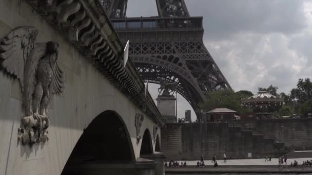 Moción Lenta Parte Inferior Torre Eiffel París Aparece Detrás Del — Vídeos de Stock