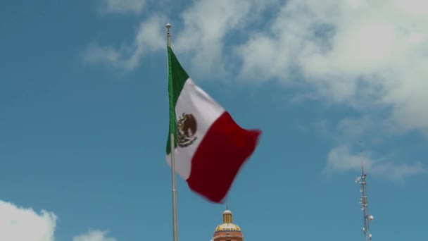 Acenando Bandeira Mexicana Durante Dia — Vídeo de Stock