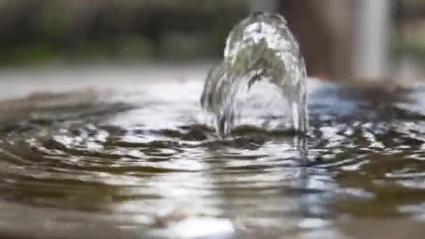 Jato Água Saindo Uma Antiga Fonte Fazendo Ondas Câmera Lenta — Vídeo de Stock