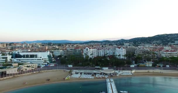 Luchtfoto Van Cannes Bij Zonsondergang — Stockvideo