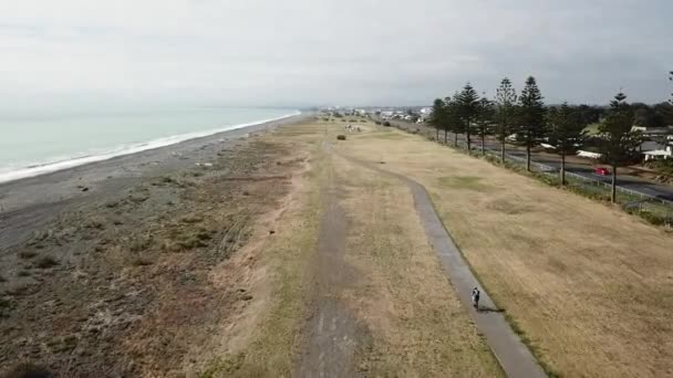 Luchtfoto Volgen Van Een Fietser Het Fietspad Luifel Nieuw Zeeland — Stockvideo