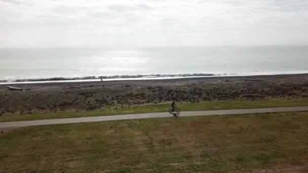Снимок Воздуха Слежение Человеком Катающимся Велосипеде Дорожке Подгузнике Новая Зеландия — стоковое видео