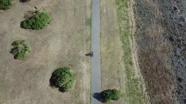 空中射击 跟踪一个骑着餐巾纸在自行车道上骑车的人 新的激情 — 图库视频影像