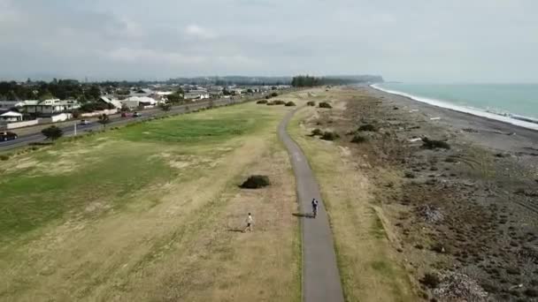 Flygfoto Spårning Person Som Cyklar Cykelbanan Napier Nya Zealand Bakom — Stockvideo