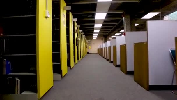 Boeken Boekenplanken Bibliotheek Bibliotheekgangen — Stockvideo