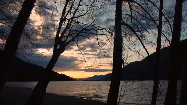 Inspiração Pôr Sol Lago Com Montanhas Segundo Plano Fortaleza Primeiro — Vídeo de Stock