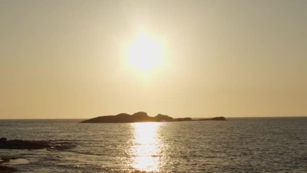 Breve Clip Del Tramonto Vicino Mare Con Una Piccola Isola — Video Stock