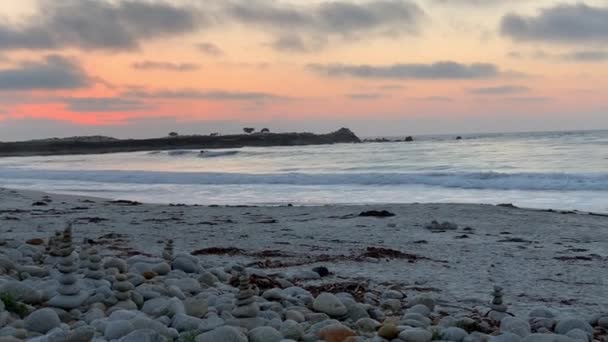 캘리포니아 비치의 아름다운 배경에는 파도타기를 사람들 파도를 — 비디오