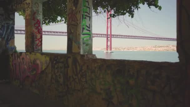 Mirador Abandonado Revela Gran Puente Fluvial Través Ventana — Vídeos de Stock