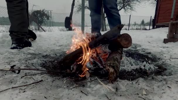 Una Hoguera Invierno Cerca Casa Con Dos Hombres — Vídeo de stock