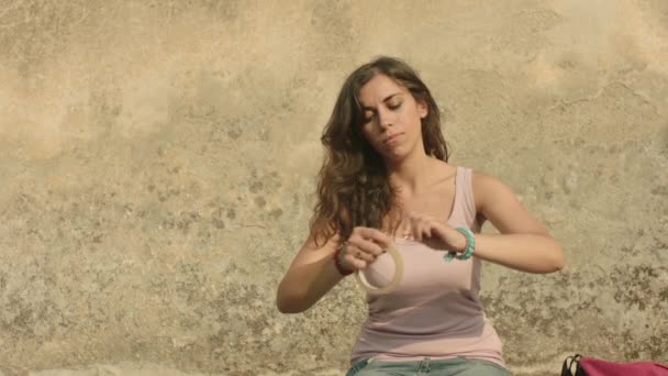 Aantrekkelijke Italiaanse Vrouw Tegen Afleidingsmuur Doen Van Kunst Ambachten Met — Stockvideo