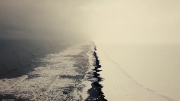 Filmiska Drönarrörelser Visar Svarta Sandstranden Island Filmad Drönare Snöiga Förhållanden — Stockvideo