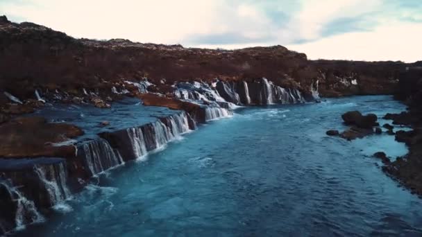 Drohne Mit Filmischen Bewegungen Zeigt Wunderschönen Isländischen Wasserfall Hraunfossar Sonnenuntergang — Stockvideo