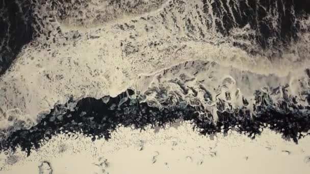 Кинематографические Движения Дронов Показывают Пляж Черного Песка Исландии Снятый Дроном — стоковое видео
