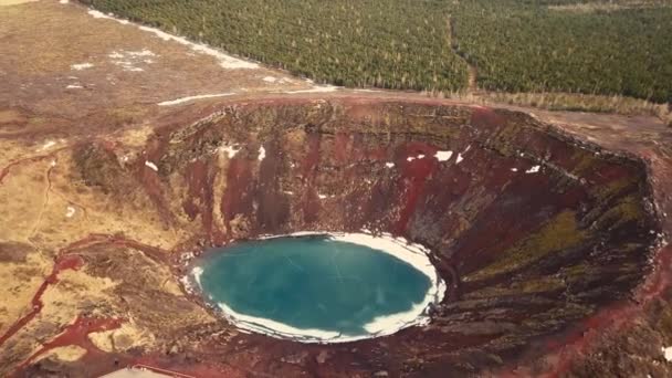 Diverse Mosse Droni Mostrano Cratere Kerid Islanda Paesaggio Semi Ghiacciato — Video Stock