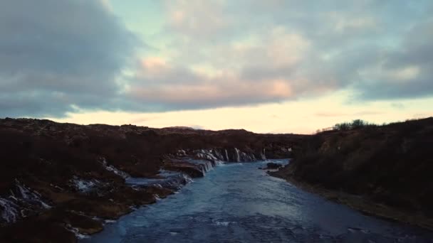 Dron Filmowymi Ruchami Pokazuje Piękny Icelandyczny Wodospad Hraunfossar Świetle Zachodu — Wideo stockowe