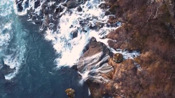 Drone Com Movimentos Cinematográficos Mostra Bela Cachoeira Icelandic Hraunfossar Luz — Vídeo de Stock