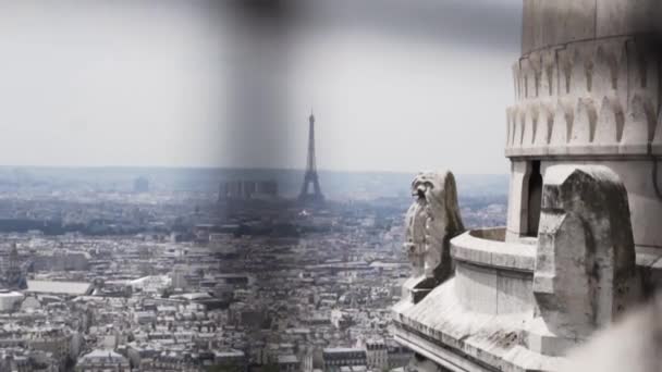 Slow Motion Wieża Eiffla Paryżu Próbuje Ukryć Się Nieostrym Ogrodzeniem — Wideo stockowe