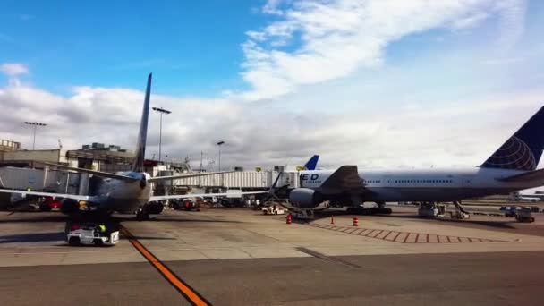 Start Landningsbanan Alaska Flygbolag Med Dji Osmo Pocket — Stockvideo
