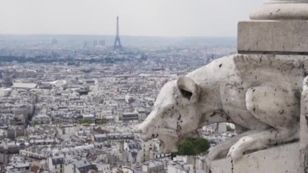 Low Motion Foco Rack Escultura Para Vista Cidade Com Torre — Vídeo de Stock