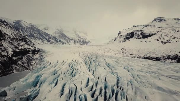 冰岛的冰川舌由不同电影动作的无人机拍摄 在冬季的条件下呈现出云雾般的戏剧性概念 被Dji Mavic Pro开枪击中 — 图库视频影像