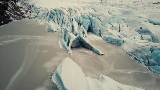 Язык Ледника Исландии Снят Дроном Различными Кинематографическими Движениями Показывающими Облачную — стоковое видео