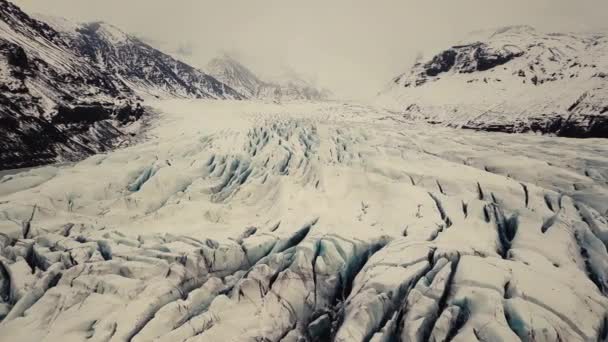 アイスランドの氷河の舌は 異なる映画の動きを持つドローンによって撮影され 冬の条件で曇りで劇的な概念を示しています Dji Mavic Pro — ストック動画